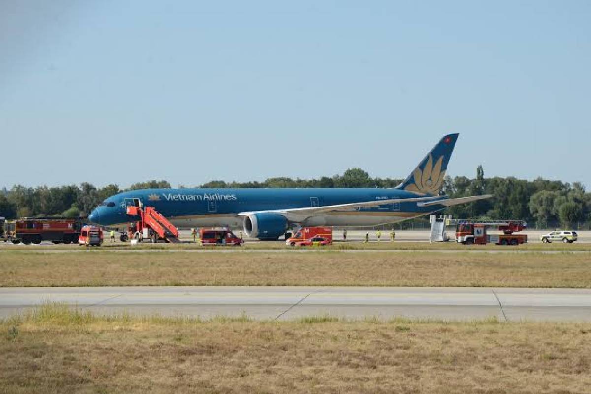 வெளிநாடொன்றில் அவசரமாகத் தரையிறக்கப்பட்ட விமானம் | Vietnam Flight Makes Emergency Landing In Germany வெளிநாடொன்றில் அவசரமாகத் தரையிறக்கப்பட்ட விமானம் | Vietnam Flight Makes Emergency Landing In Germany