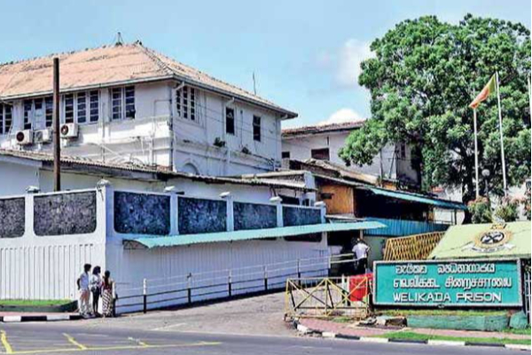முன்னாள் அமைச்சர்கள் இருந்த சிறைச்சாலை தொகுதியில் கண்டெடுக்கப்பட்ட சாதனங்கள் | Cell Phones In The Welikada Prison