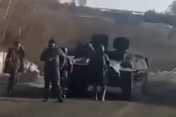 எரிபொருள் இல்லாமல் நடுவழியின் நின்ற ரஷ்ய வீரர்கள் - பயப்படாமல் கேலி செய்த உக்ரைன் நபர்