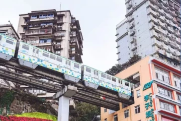 அடுக்குமாடி குடியிருப்புக்குள் புகுந்து செல்லும் ரயில் - அதிசயம் ஆனால் உண்மை!