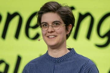 ஏழை மக்களுக்கு பல கோடி ரூபா சொத்துக்களை வாரி வழங்கிய இளம்பெண்!