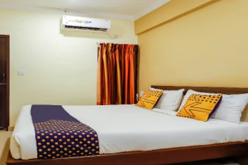 கிளிநொச்சியில் விபச்சாரவிடுதி சுற்றிவளைப்பு; சிறுமி உட்பட இரு பெண்கள் கைது !