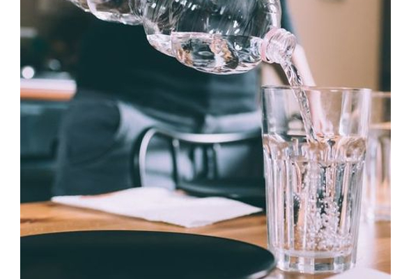 நின்று கொண்டே தண்ணீர் குடிச்சா  இவ்வளவு ஆபத்து வருமாம்.... இனி இந்த தவறுகளை எல்லாம் செய்ய வேண்டாம்! | How To Drink Water