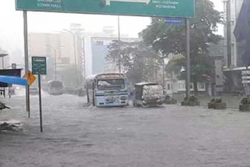 நீரில் மூழ்கிய கொழும்பு - ஆமர் வீதி