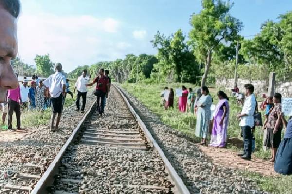 தொடருந்து கடவை பாதுகாவலர்களின் உழைப்பு சுரண்டப்படுவதாக குற்றச்சாட்டு | Unprotected Railway Crossing Sign Sri Lanka