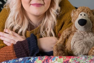 அதிகாலையில் பொலிஸாருக்கு அதிர்ச்சி கொடுத்த இளம்பெண்ணின் பொம்மை