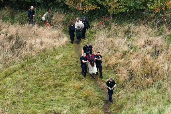 பிரித்தானிய காடொன்றில் கைது செய்யப்பட்ட பழங்குடியின மன்னர் | African Tribes Arrested In Scotland Forest