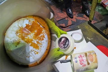 அமெரிக்காவில் இருந்து இலங்கை பெண்ணுக்கு வந்த பொதி : சோதனையிட்ட அதிகாரிகள் அதிர்ச்சி