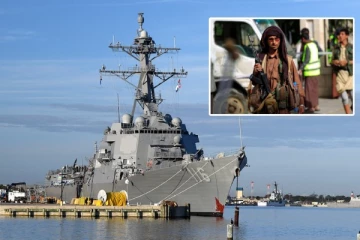 போர் கப்பலை சுற்றிவளைத்த ஹவுதி படையினரின் தாக்குதல் ட்ரோன்கள்: சுட்டு வீழ்த்திய அமெரிக்க கடற்படையினர்