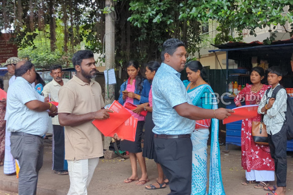 ஊடகவியலாளர் நிமலராஜன் படுகொலை வழக்கு: மக்கள் கரங்களுக்கு சென்ற அறிக்கை | Bbc Tamil Reporter Murder In Jaffna Case Report ஊடகவியலாளர் நிமலராஜன் படுகொலை வழக்கு: மக்கள் கரங்களுக்கு சென்ற அறிக்கை | Bbc Tamil Reporter Murder In Jaffna Case Report