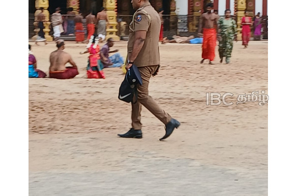 வெடித்த சர்ச்சை - நல்லூர் ஆலய வளாகத்தினுள் பாதணியுடன் நுழைந்த காவல்துறை அதிகாரி | Police Officer Enters Nallur Temple With Shoes