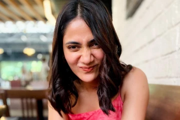 ஓவராக கிளாமர் பக்கம் திரும்பிய லாஸ்லியா.. இதெல்லாம் நமக்கு வேணாம் செல்லம்