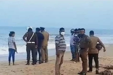 கடலில் இழுத்துச் செல்லப்பட்ட மூவரில் ஒருவரின் சடலம் மீட்பு