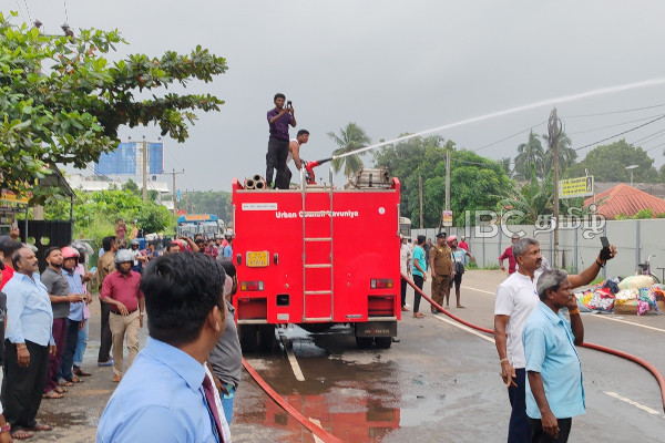 தமிழர் பகுதியில் தீயில் எரிந்து நாசமான வியாபார நிலையம் | Fire Spreads Two Business Centers In Vavuniya தமிழர் பகுதியில் தீயில் எரிந்து நாசமான வியாபார நிலையம் | Fire Spreads Two Business Centers In Vavuniya