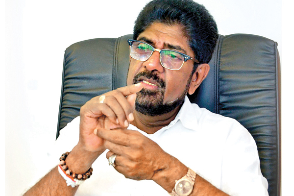 நாட்டைவிட்டு வெளியேறும் வைத்தியர்கள் கறுப்புப் பட்டியலில் இணைப்பு! | Link Blacklist Of Doctors Leaving The Country