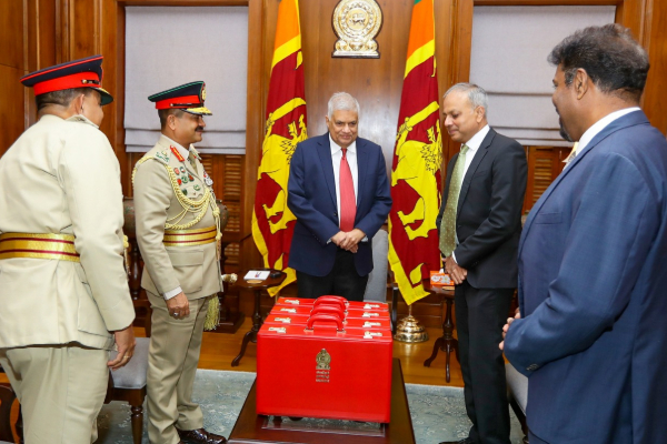 ஜனாதிபதி ரணிலுக்கு இராணுவத்திடமிருந்து கிடைத்த சிறப்புப் பை!(Photos) | President Ranil Received A Special Bag From Army