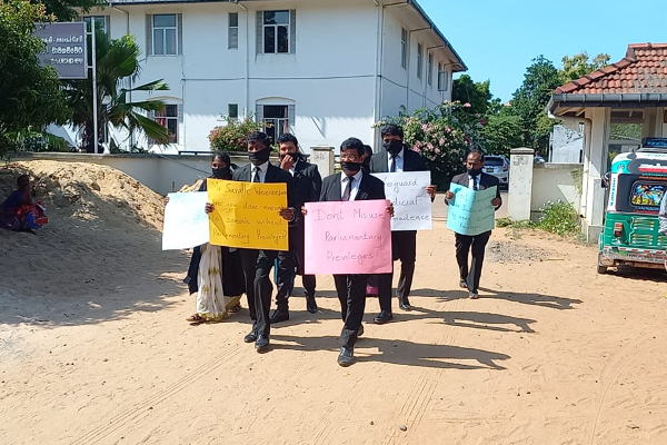வடக்கில் சட்டத்தரணிகள் பணிப்புறக்கணிப்பு போராட்டம்! (படங்கள்) | Tamil Peoples Issue Fasting Protest