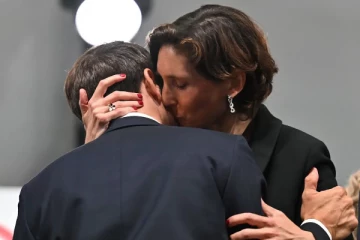 பிரான்ஸ் ஜனாதிபதி கழுத்தில் முத்தமிட்ட விளையாட்டு அமைச்சர்.. சர்ச்சையை ஏற்படுத்திய புகைப்படம்