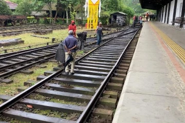 திடீர் பணிப்புறக்கணிப்பால் வெறிச்சோடிய ரயில் நிலைய வளாகம்