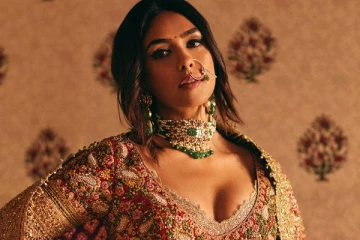 அட்டைபடத்திற்கு சேலையில் கிளாமர் போஸ் கொடுத்த மிருனாள் தாகூர்