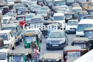 ප්‍රධාන මාර්ගයක ලොරි රථයක් පෙරලී යයි - රථවාහන තදබදයක්..