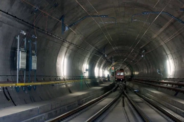 உலகின் நீளமான ரயில்வே சுரங்கப்பாதையில் தடம் புரண்ட ரயில்: போக்குவரத்து கடும் பாதிப்பு