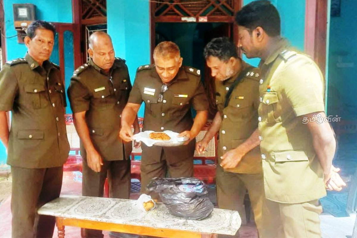 புழுக்களுடன் பொரித்த கோழி வழங்கிய கடை உரிமையாளருக்கு அபராதம் விதிப்பு | Shop Owner Fined Serving Fried Chicken With Worms