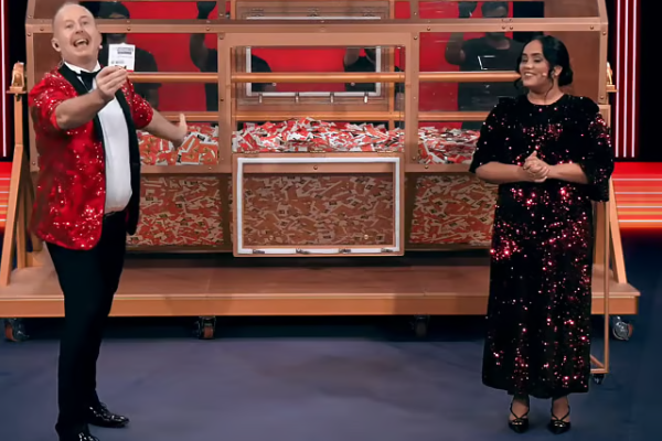 லொட்டரியில் வென்ற ரூ.61 கோடியை நண்பர்களுக்கு பிரித்து வழங்கும் இந்தியர் | Indian Won 61Cr In Abu Dhabi Lottery Share Friends