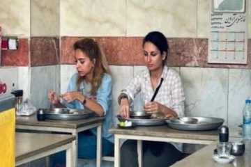 உணவகத்தில் சாப்பிட்டுக்கொண்டிருந்த இரு இளம்பெண்கள் கைது! வெளியான பரபரப்பு தகவல்