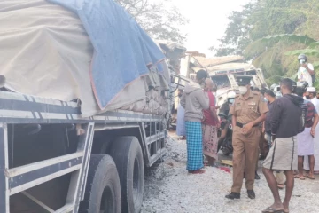 லொறி டிப்பருடன் நேருக்கு நேர் மோதி விபத்து  : ஒருவர் பலி (PHOTOS)