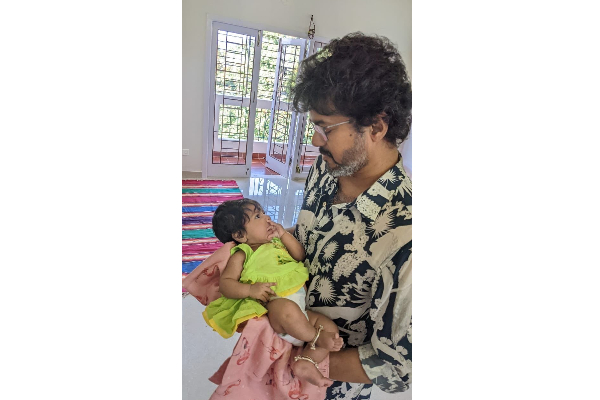 கையில் குழந்தையுடன் இருக்கும் விஜய் - யாருடைய குழந்தை தெரியுமா? ட்விட்டரை தெறிக்கவிடும் புகைப்படம் | Vijay With Cute Baby Photo Trending In Twitter