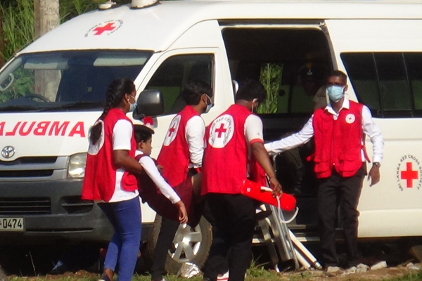 சுதந்திர தின வைபவத்தில் பலர் மயங்கி விழுந்ததால் பரபரப்பு! - ஐபிசி தமிழ்