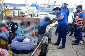 சட்டவிரோதமாக வெளிநாடு செல்ல முயற்சித்த 8 பேர் கைது
