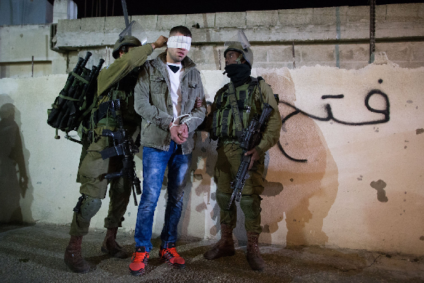 பாலஸ்தீன மக்களை கைது செய்யும் இஸ்ரேல் படை | Israeli Forces Detain 12 People In West Bank