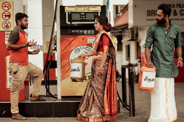 இலங்கை ஜோடிக்கு ஏற்பட்ட பரிதாபம்.... அவலத்தை போட்டோ சூட்டில் அம்பலப்படுத்திய மணமக்கள்! | Sri Lanka Current Situation Viral Photoshoot