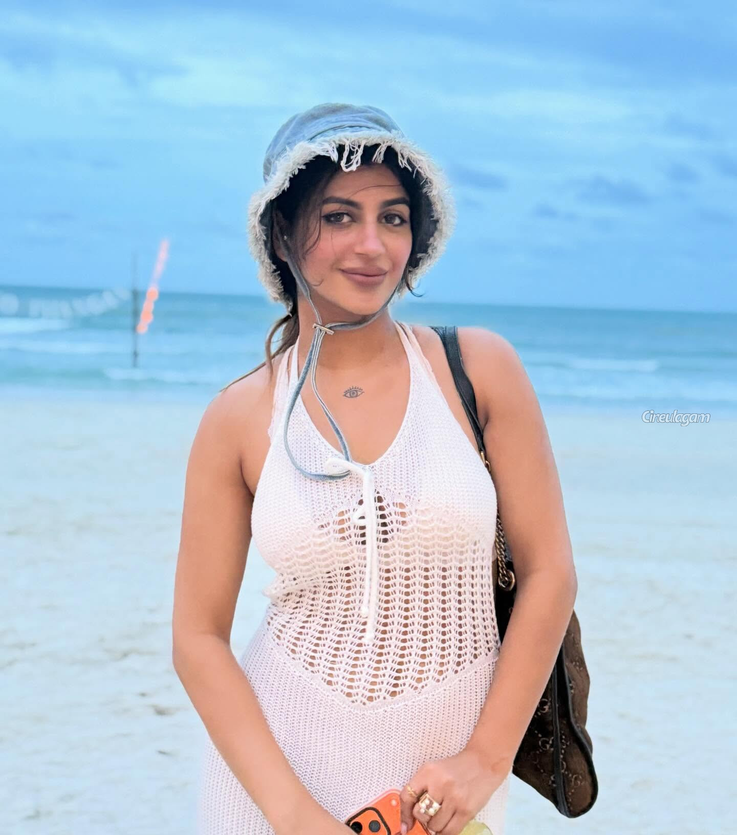 கடற்கரையில் வேற லெவல் கவர்ச்சி உடையில் நடிகை யாஷிகா ஆனந்த் 9 Gallery