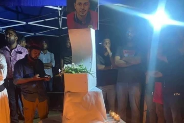 මෙතරම් මනුෂ්යත්වයක්.. නිදහස් රටක් වෙනුවෙන් අරගල බිමේ නිදි මරලා ගෙදර යන ගමන් අවසන් ගමන් ගිය එකාව අරගල බිමේ දී සිහි කළ හැටි මෙන්න.. (PHOTOS)