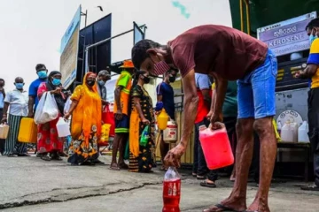 மண்ணெண்னையைப் பெற மக்கள் நீண்ட வரிசையில்!