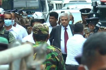திடீரென வீதிக்கு வந்து அதிர்ச்சி கொடுத்த ஜனாதிபதி ரணில் (Video)