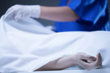 மருத்துவமனையில் சடலங்களுக்கு மத்தியில் இப்படியா ; அதிர்ச்சியை ஏற்படுத்திய காணொளி!