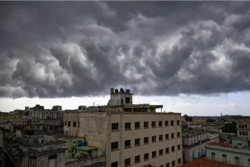 මුළු රටේම විදුලිය බිද වැටේ - රජයට දැඩි බලපෑමක් සමඟ ජනතාව වීදී බහියි