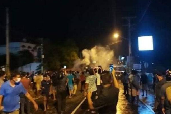 நள்ளிரவு தாண்டி தொடரும் ஆர்ப்பாட்டம்: அதிர்ச்சியை ஏற்படுத்தும் புகைப்படங்கள்! | Gotabaya House Colombo Portest Public Police Army நள்ளிரவு தாண்டி தொடரும் ஆர்ப்பாட்டம்: அதிர்ச்சியை ஏற்படுத்தும் புகைப்படங்கள்! | Gotabaya House Colombo Portest Public Police Army