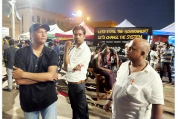 காலி முகத்திடல் போராட்டக்காரர்களுடன் இணைந்த இலங்கையின் கிரிக்கெட் ஜாம்பவான் (PHOTO)