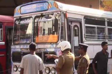 பேருந்தில் வலிப்பு வந்த நபரை வீதியில் விட்டு சென்ற நடத்துனரால் சர்ச்சை