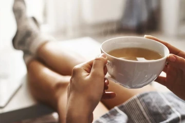 காலை எழுந்ததும் வெறும் வயிற்றில் டீ குடிப்பதனால் ஏற்படும் பிரச்சினைகள் என்ன தெரியுமா?