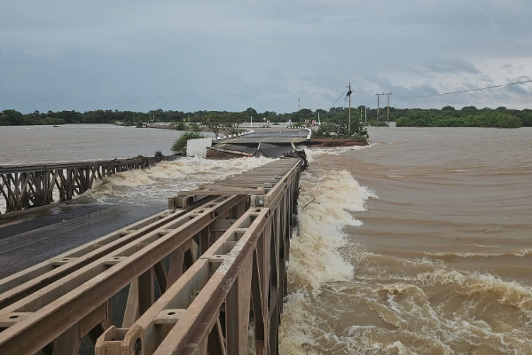 இரண்டாக உடைந்த வட்டுவாகல் பாலம்; போக்குவரத்து துண்டிப்பு! | Mullaitivu Vadduvaakal Bridge Bridge Broken
