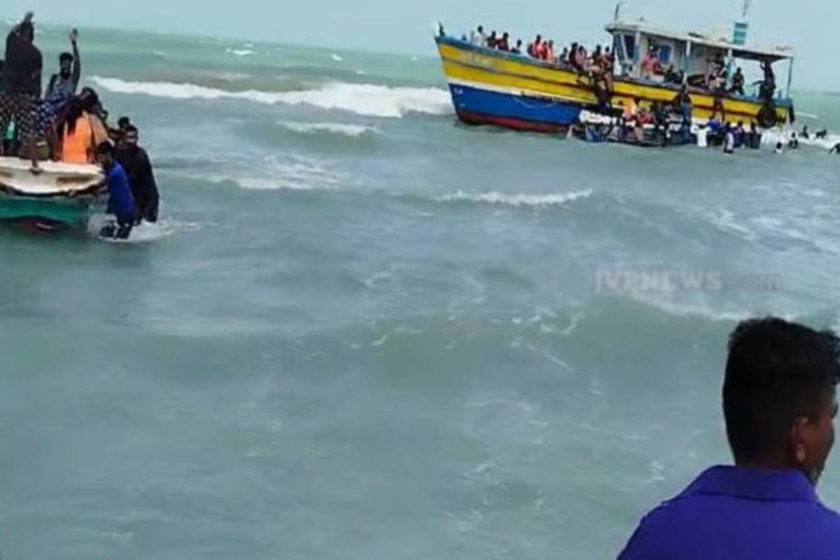 குறிகட்டுவானில் இருந்து நெடுந்தீவு நோக்கி பயணித்த படகு விபத்து! | Boat Traveling From Kurikadduvan Accident