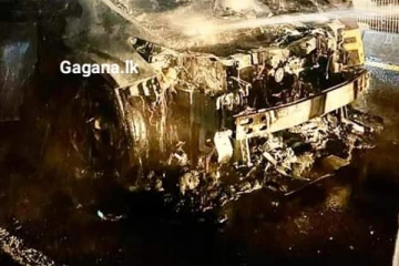 ගුවන් පාලමක් මතදී මෝටර් රථයක් හදිසියේම ගිනි ගනී - (PHOTOS)