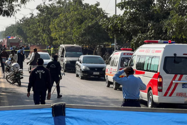 இலங்கை - பாக்கிஸ்தான் கிரிக்கட் போட்டிக்கு மத்தியில் இஸ்லாமாபாத்தில் குண்டு வெடிப்பு! | Bomp Blast Kills 12 In Islamabad Pakistan