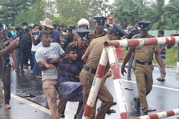 கிளிநொச்சி பகுதியில் பாரிய பதற்றம்: 5 பல்கலை மாணவர்களை கைது செய்த பொலிஸார்!